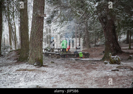 OUTDOOR LIFE AROUND THE FIRE PREPARING FOR GRILL Stock Photo