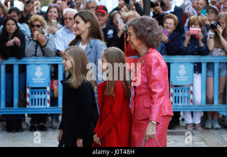 Palma de Mallorca, Spain. 16th Apr, 2017 The kings of Spain Felipe and Letizia with their daughters the infanta Sofia and the princess Leonor arriving in the cathedral of Palma de Majorca in the resurrection mass of Easter. Credit: Mafalda/Alamy Live News Stock Photo