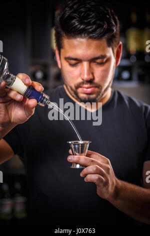 Verser de l'alcool pour le barman metal jigger Photo Stock - Alamy