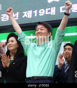 Seoul, South Korea. 17th April, 2017. Ahn Cheol-soo (C), presidential candidate of People's Party, attends a campaign in Seoul, South Korea, on April 17, 2017. Candidates kicked off official campaign on Monday for the upcoming South Korea's presidential election which is scheduled on May 9, 2017. Credit: Yao Qilin/Xinhua/Alamy Live News Stock Photo