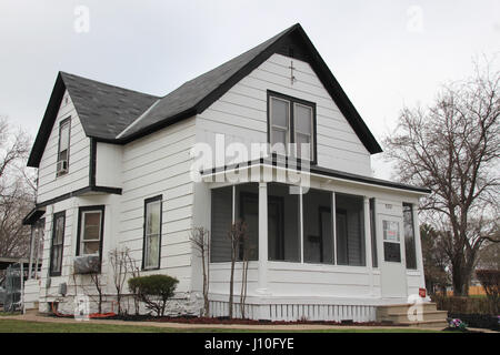 A picture of the house where the american musician Prince grew up in Minneapolis, Minnesota, USA, taken on 13 April 2017. On April 21st, 2016 died the american pop-star at his estate in Chanhassen, Minnesota, of an accidental overdose of the analgesic Fentanyl. Photo: Christina Horsten/dpa Stock Photo