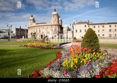 Queen's Gardens, Hull, UK. 17th Apr, 2017.  UK Weather: Morning sunlight on Queen's Gardens with the Maritime Museum and Town Hall in the background. Hull, the UK City of Culture 2017. Hull, East Yorkshire, UK. 17th April 2017. Credit: LEE BEEL/Alamy Live News Stock Photo