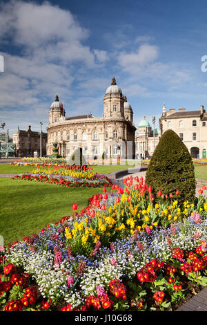 Queen's Gardens, Hull, UK. 17th Apr, 2017.  UK Weather: Morning sunlight on Queen's Gardens with the Maritime Museum and Town Hall in the background. Hull, the UK City of Culture 2017. Hull, East Yorkshire, UK. 17th April 2017. Credit: LEE BEEL/Alamy Live News Stock Photo