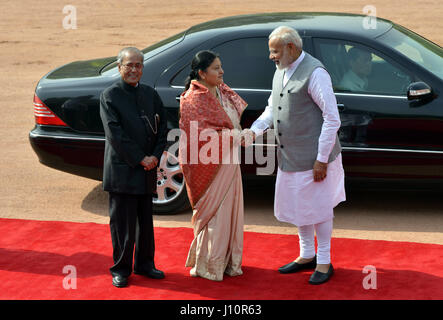 New Delhi, India. 18th Apr, 2017. Indian President Pranab Mukherjee (L) and Prime Minister Narendra Modi (R) welcome Nepali President Bidya Devi Bhandari during a reception at Indian Presidential Palace in New Delhi, India, April 18, 2017. Bidhya Devi Bhandari is on her five-day visit to India. Credit: Partha Sarkar/Xinhua/Alamy Live News Stock Photo