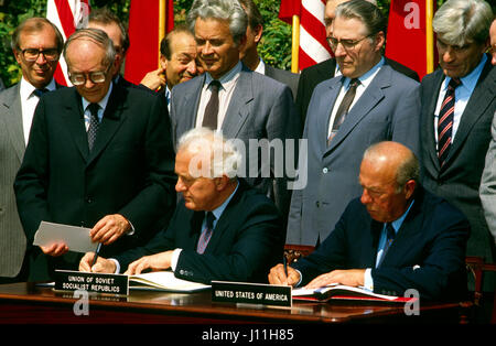 Soviet Foreign Minister Eduard Shevardnadze and Secretary Of State George Schultz in a rose garden ceremony sign agreement to establish nuclear risk reduction centers in both Moscow and Washington tp prevent accidential war,  Washington DC., September 15, 1987.  Photo by Mark Reinstein Stock Photo
