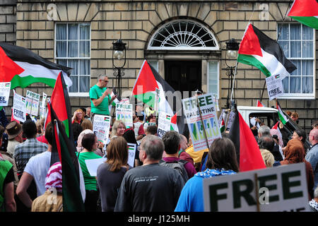 A speaker addresses several hundred Palestinian protesters and supporters outside Bute House in Edinburgh, the official residence of the First Minister of Scotland Stock Photo