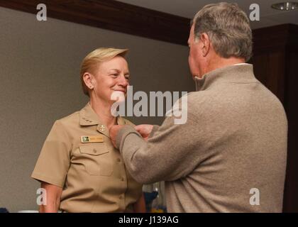 170410-N-JO908-033 SAN DIEGO (April. 10, 2017) Vice Adm. Nora W. Tyson, commander, U.S. 3rd Fleet, receives chief petty officer anchors from her husband during an honorary chief petty officer pinning ceremony, April 10. (U.S. Navy photo by Mass Communication Specialist 2nd Class Kory Alsberry/Released) Stock Photo