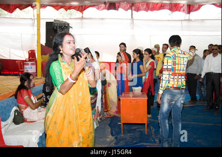 Transgender singing, kinnar akhara, kumbh mela, madhya pradesh, india, asia Stock Photo