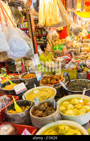 Food stall in alley off Yaowarat road, Chinatown, Bangkok Stock Photo