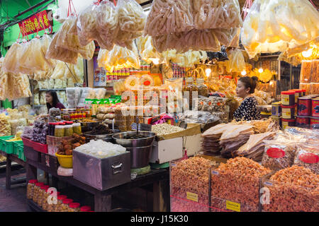 Dried food stall in alley off Yaowarat road, Chinatown, Bangkok Stock Photo