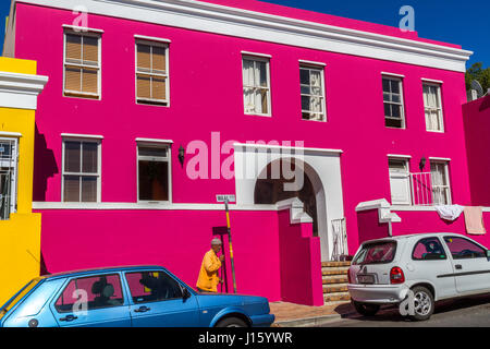 Brightly painted houses in the Bo- Kaap or Malay Quarter area of Cape Town,located on the Slopes of Signal Hill overlooked by Table Mountain Stock Photo