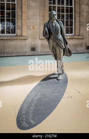Philip Larkin statue at Hull Paragon Interchange railway station by Martin Jennings Stock Photo