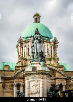 35ft statue of Queen Victoria, designed by the architect J S Gibson and the sculptor H C Fehr. Queen Victoria Square, Hull. UK Stock Photo