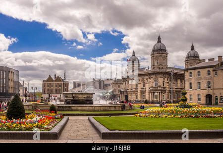 Rosebowl fountain and flower beds, Queen's Gardens, Hull. Maritime museum and Princes Quay shopping centre in background. Stock Photo