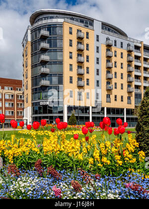 Flower beds in Queen's Gardens with Queen's Court building in background - ho,e of the BBC offices, Hull, UK. Stock Photo