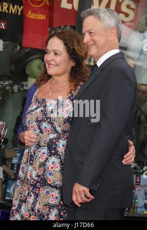 ARCHIVE: LOS ANGELES, CA. August 3, 1994: Actor Gary Sinise & wife Moira  Harris at the premiere of A Clear And Present Danger. File photo © Paul  Smith/Featureflash Stock Photo - Alamy