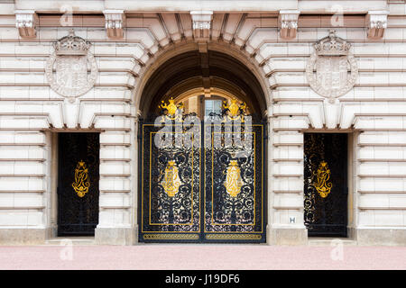 Gilded ornament gates in Buckingham Palace. City of Westminster, London, England Stock Photo