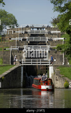 CANAL BARGE FIVE RISE LOCKS BINGLEY IN SUMMER YORKSHIRE ENGLAND Stock ...