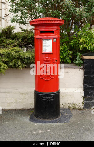 A red post office pillar box with the cypher ER Vii on the side indicating a date of 1901 to 1910 Stock Photo