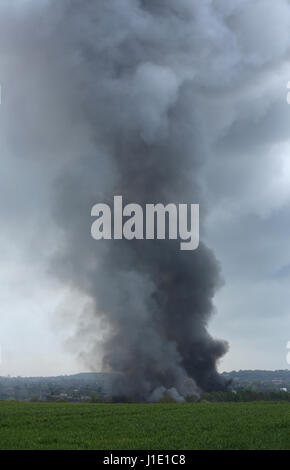 Blackpole, Worcester, UK. 20th Apr, 2017. A blaze at the Yodel Distribution Centre, Blackpole, Worcester which lead to a Major Incident being declared. Credit: Sharpshotaero/Alamy Live News Stock Photo