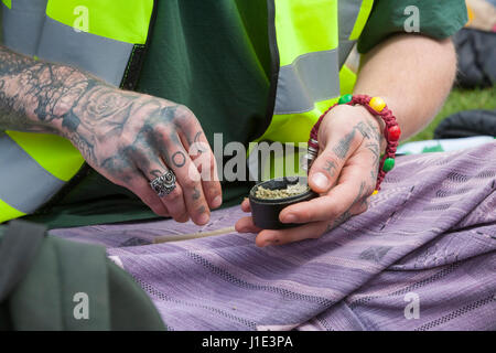 London, UK. 20th Apr, 2017. 420 Cannabis rally. People rolling joints in Hyde Park Credit: Steve Parkins/Alamy Live News Stock Photo