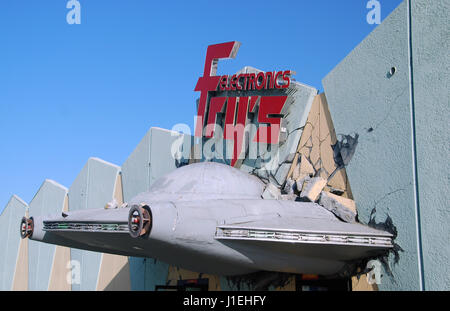 Fry's Electronics Store in Burbank with crashed UFO, Los ...