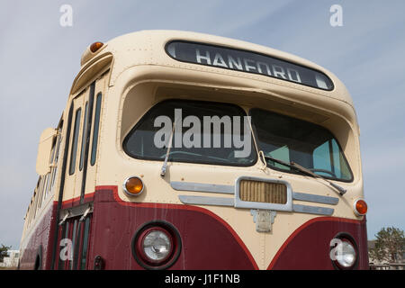 Richland, Washington: Vintage GM 'old-look' Transit Bus parked at the Reach Museum. Also known as the Hanford Reach Interpretive Center, the museum is Stock Photo