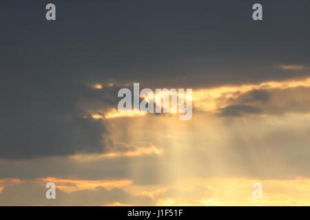 Sonne und Wolken am Himmel Stock Photo