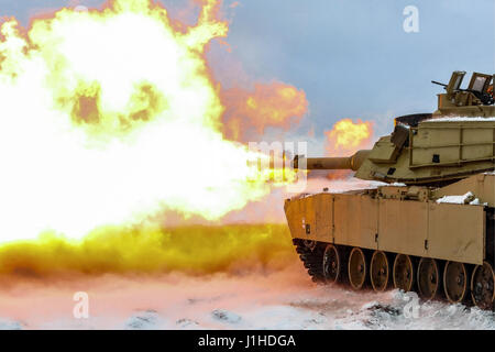 Soldiers fire a live round from an M1A2 battle tank Stock Photo