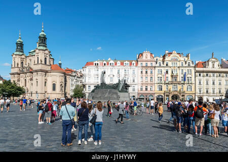 The Old Town Square (Staroměstské náměstí), with Jan Hus statue in centre and St Nicholas' Church to the left, Staré Město, Prague, Czech Repub Stock Photo