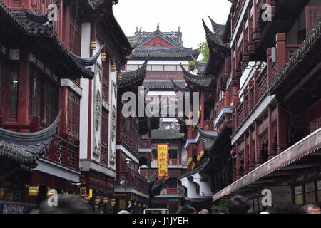 Shanghai traditional Yu garden market alley and wooden facades - China Stock Photo