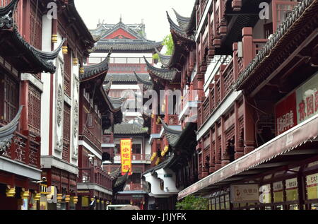 Shanghai traditional Yu garden market alley and wooden facades - China Stock Photo