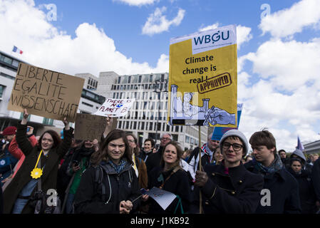 Berlin, Berlin, Germany. 22nd Apr, 2017. Several thousand people take part in the 'March for Science' in Berlin, which runs from the Humboldt University to the Brandenburg Gate. The demonstration and idea behind the movement is a reaction to the policy of US President DONALD TRUMP. The protesters protest for the value of science and research as a basis for an open and democratic society. Former Member of Parliament and Former Bundestag Vice President WOLFGANG THIERSE, the governing mayor of Berlin MICHAEL MUELLER and science journalist RANGA YOGESHWAR participate among others in the demonstr Stock Photo