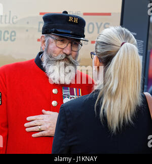 Chelsea Pensioner old soldier in discussion Stock Photo