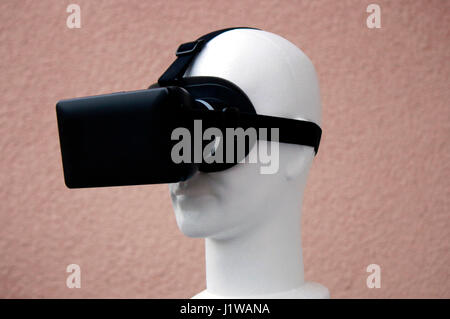 Symbolbild VR/ Virtuelle Realitaet - Datenbrille.
