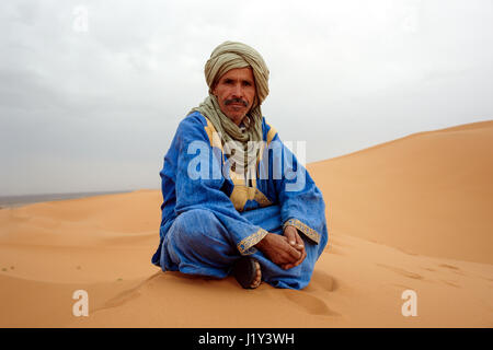 Touareg man sitting on a sand dune Sahara Mali West Africa Stock Photo ...