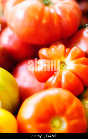 Heirloom tomatoes on display at the farmers market Stock Photo - Alamy