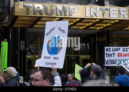 New York City, USA. 22nd April, 2017. Several thousand demonstrators march to support science and evidence-based research in the March for Science in New York City on Saturday, April 22, 2017. Stock Photo