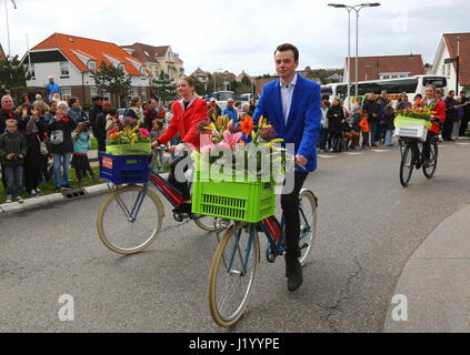 Noordwijk, Netherlands. 22nd Apr, 2017. People participate in the Bulbflower Parade 2017 in Noordwijk, the Netherlands, on April 22, 2017. Credit: Gong Bing/Xinhua/Alamy Live News Stock Photo