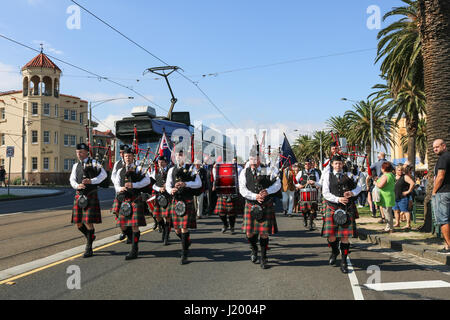 Melbourne Australia. 23rd April 2017. With 2 days until  Anzac Day, Members of the Melbourne Highland Pipe band leading a procession of ex servicemen from the (RSL) Army and Navy club in Saint Kilda Melbourne during an Anzac sunday commemoration and wreath laying service at the cenotaph in the Melbourne surburb of Saint Kilda Credit: amer ghazzal/Alamy Live News Stock Photo