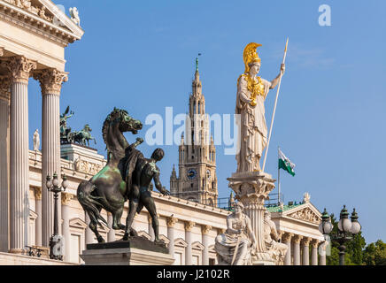 Österreich, Wien, Parlament, National- und Bundesrat, Statue Göttin Pallas Athene, hinten Rathaus Stock Photo