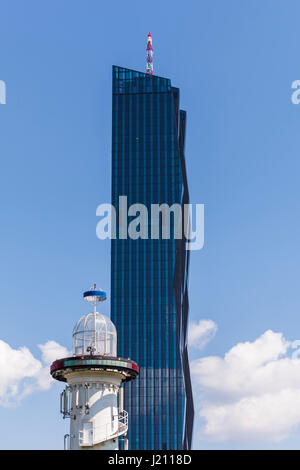 Österreich, Wien, Donauinsel, Leuchtturm, Blick zum Stadtteil Donau City mit dem Hochhaus DC Tower 1 Stock Photo
