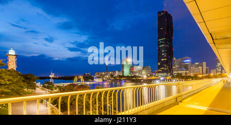 Österreich, Wien, Neue Donau, Donauinsel, Blick zum Stadtteil Donau City mit dem Hochhaus DC Tower 1 Stock Photo