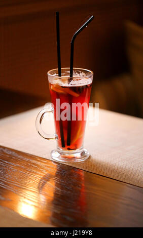 Photo macro mulled wine on a dark background in a cafe Stock Photo