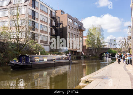 House boat sailing in a stretch of the Regent's Canal in Haggerston, Hackney, East London. Known as the Haggerston Riviera and lined with cafes and ar Stock Photo