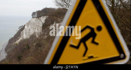 Sassnitz, Germany. 21st Apr, 2017. A sign warning of the danger of falling, photographed at the chalk coast of the Baltic Sea island Ruegen near Sassnitz, Germany, 21 April 2017. A tourist from Hamburg died after she fell from one of the chalk rocks on Ruegen island. The 21-year-old was hiking in the national park Jasmund with her husband, the police informed. Photo: Stefan Sauer/dpa-Zentralbild/dpa/Alamy Live News Stock Photo