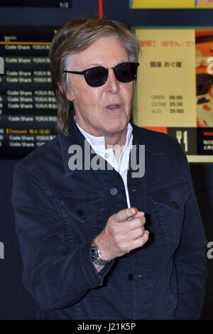 Tokyo, Japan. 23rd Apr, 2017. Paul McCartney is seen upon arrival at Haneda Airport on April 23, 2017 in Tokyo, Japan. | usage worldwide Credit: dpa/Alamy Live News Stock Photo