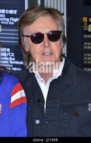 Tokyo, Japan. 23rd Apr, 2017. Paul McCartney is seen upon arrival at Haneda Airport on April 23, 2017 in Tokyo, Japan. | usage worldwide Credit: dpa/Alamy Live News Stock Photo