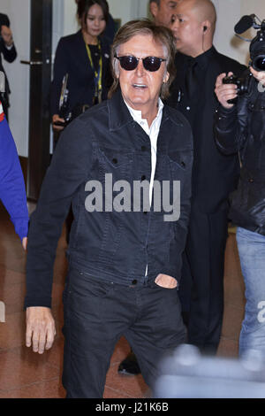 Tokyo, Japan. 23rd Apr, 2017. Paul McCartney is seen upon arrival at Haneda Airport on April 23, 2017 in Tokyo, Japan. | usage worldwide Credit: dpa/Alamy Live News Stock Photo