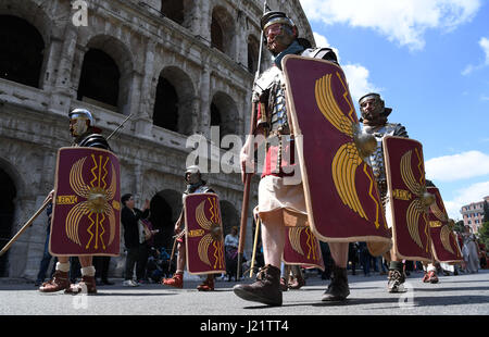 (170424) -- ROME, April 24, 2017 (Xinhua) -- Performers take part in a parade in Rome, capital of Italy, April 23, 2016. The city of Rome turned 2770 Friday after its legendary foundation by Romulus in 753 BC. People celebrate the Birth of Rome with parades in costume, re-enacting the deeds of the great ancient Roman Empire, along the ancient Roman ruins of the Colosseum, Circus Maximus, Roman Forum and Venice Square. (Xinhua/Alberto Lingria) (zy) Stock Photo